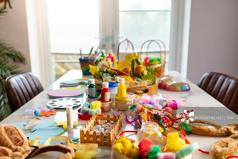 复活节艺术与手工艺品在桌子上图片素材