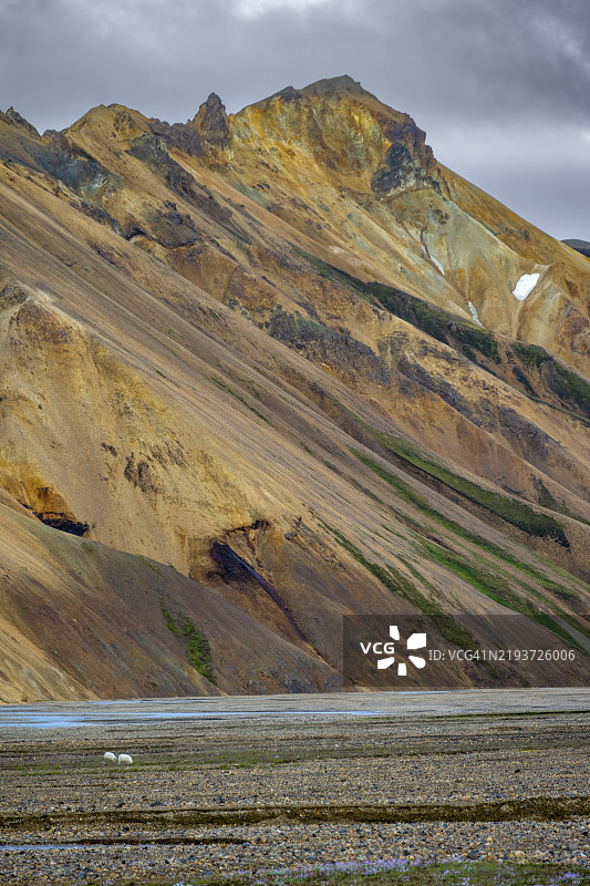 火山岩山脉，火山景观，色彩斑斓的侵蚀地貌与山脉，兰德曼纳劳卡，菲亚尔拉巴克自然保护区，冰岛高地，南部冰岛，欧洲图片素材