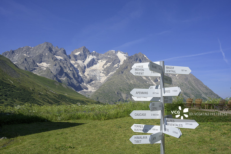 在法国高阿尔卑斯省维拉尔达雷纳的劳特雷植物园看到的皮亚杰角和梅日峰后面的路标，欧洲图片素材