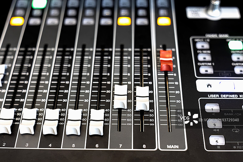 专业音频混音控制台与控制面板图片素材