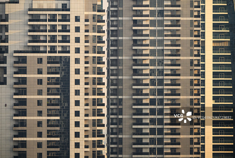 城市中不同高层公寓楼的地板线条特写全景图片素材