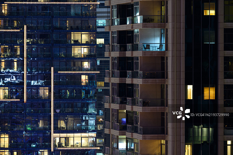 城市夜晚高楼大厦上的灯光图案图片素材