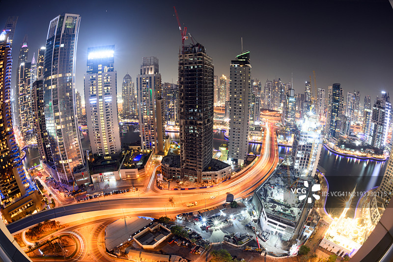 鱼眼视角下的迪拜码头夜景，天际线与道路全景图片素材