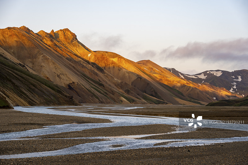 瑞奥利特山脉和约库尔吉尔斯克维斯尔河,兰德曼纳劳卡尔的风景,日落时分的戏剧性火山景观,色彩斑斓的侵蚀地貌与山脉,兰德曼纳劳卡尔,菲亚尔拉巴克自然保护区,南部地区,冰岛,欧洲图片素材