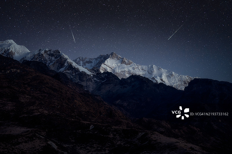 夜空下山脉的美丽景色图片素材