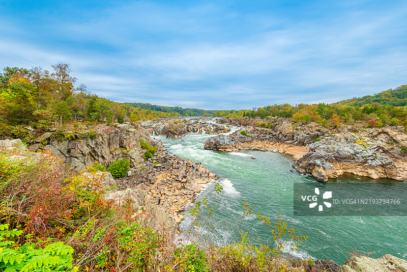 树木环绕下的河流美景，背景是天空，弗吉尼亚州，美国图片素材