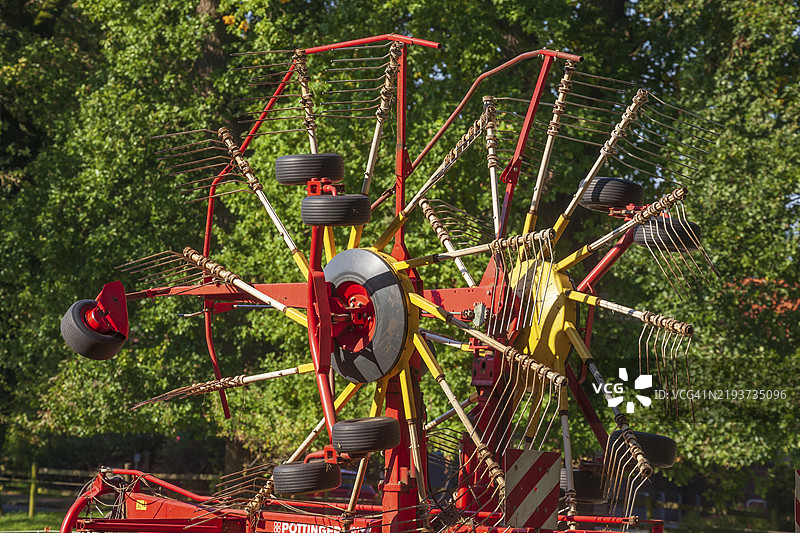 老式联合收割机，德国下萨克森，欧洲图片素材
