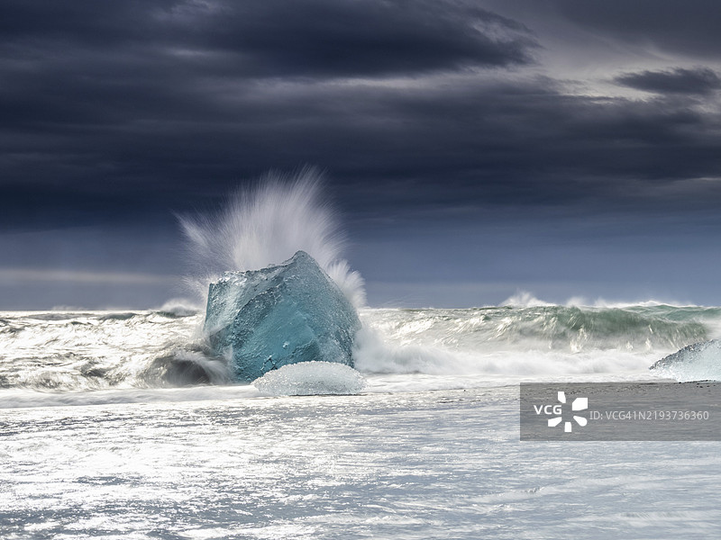 钻石海滩，冲浪中的冰山，靠近约库尔萨龙冰川湖，瓦特纳冰川国家公园，霍尔纳峡湾，南冰岛，冰岛，欧洲图片素材