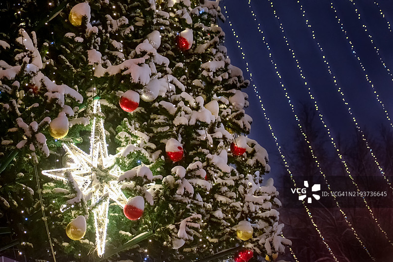 圣诞装饰和闪亮的圣诞星装饰，配有装饰灯。图片素材