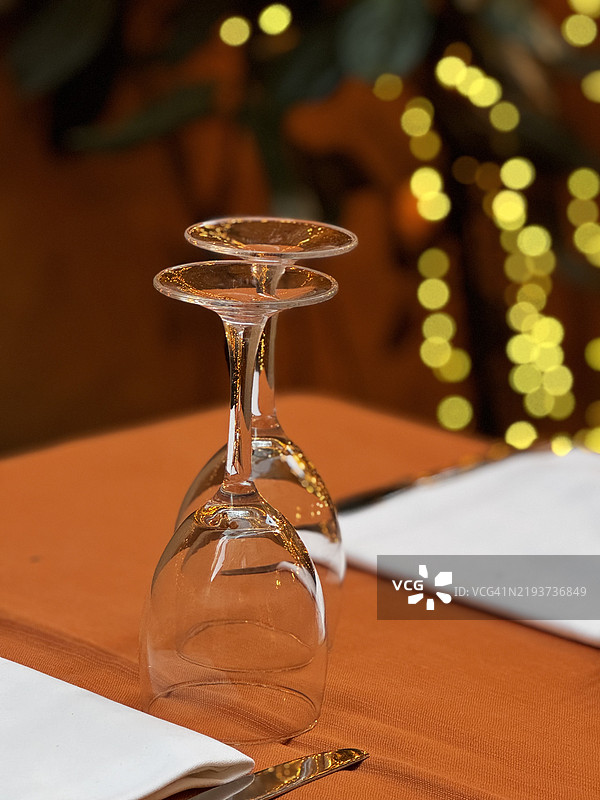 精美的桌面布置，展示了精致的玻璃器皿图片素材