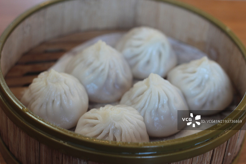 桌子上的特写中国多汁小笼包图片素材