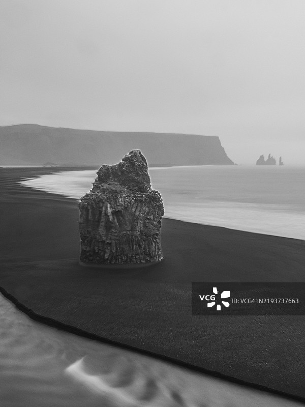 冰岛南部维克镇的德尔霍拉伊岩石塔，雷尼尔湾，欧洲图片素材