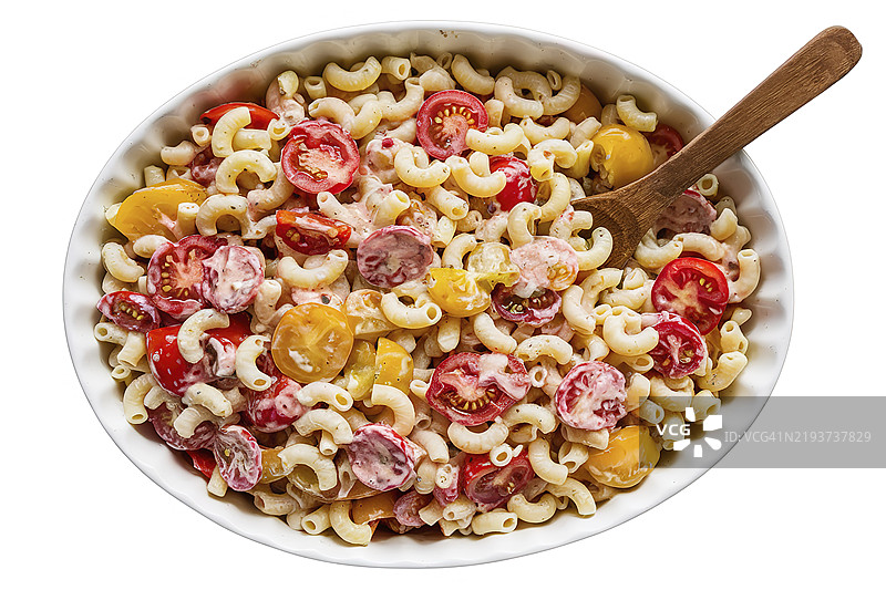 一个白色椭圆形盘子里盛着意大利面沙拉图片素材