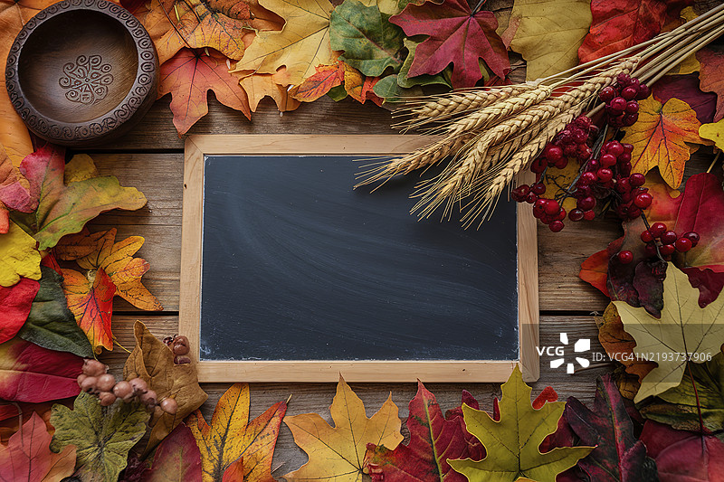 一张装饰着各种秋叶的乡村风格木桌图片素材