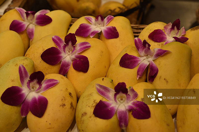 用兰花装饰的芒果图片素材