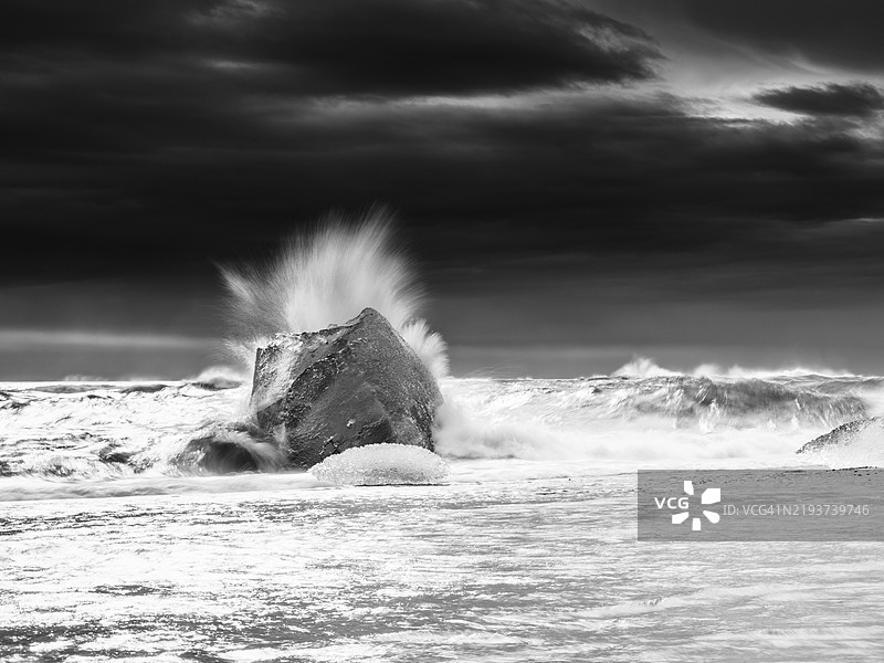 钻石海滩，冲浪中的冰山，靠近约库尔萨龙冰川湖，瓦特纳冰川国家公园，霍尔纳峡湾，南冰岛，冰岛，欧洲图片素材