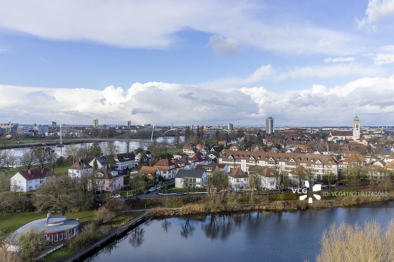 凯尔镇全景,包含莱茵河桥和圣约翰·内波穆克天主教堂,拍摄于白冷杉塔,德国巴登-符腾堡州,欧洲图片素材
