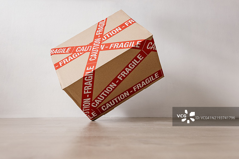 贴有“易碎”标签的纸箱图片素材