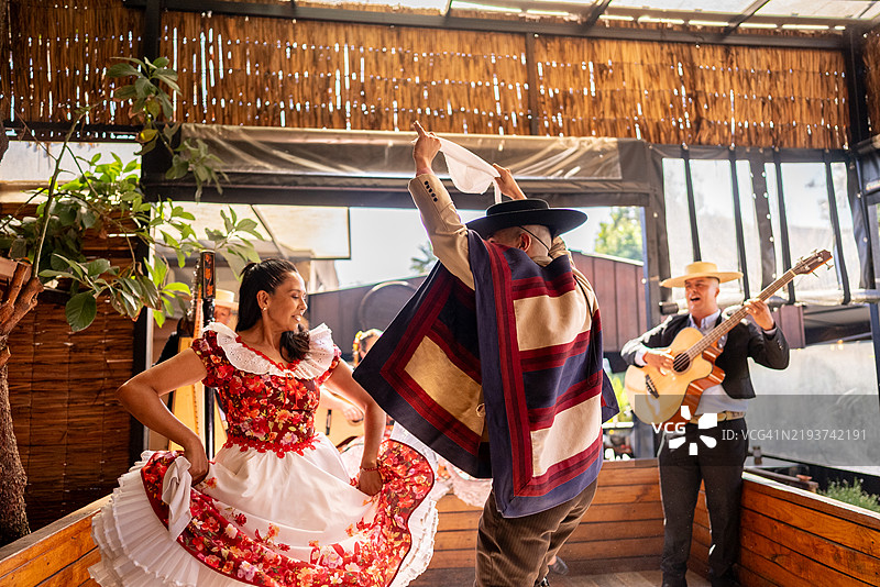 在智利的民俗cueca活动中，胡阿萨和胡阿索在跳舞图片素材