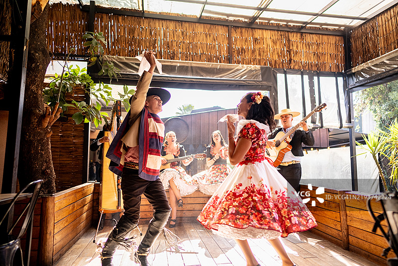 在智利的民俗cueca活动中，胡阿萨和胡阿索在跳舞图片素材
