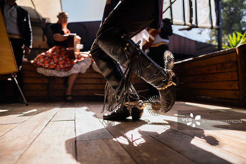 智利民间舞蹈cueca活动中huaso舞者的脚部特写图片素材