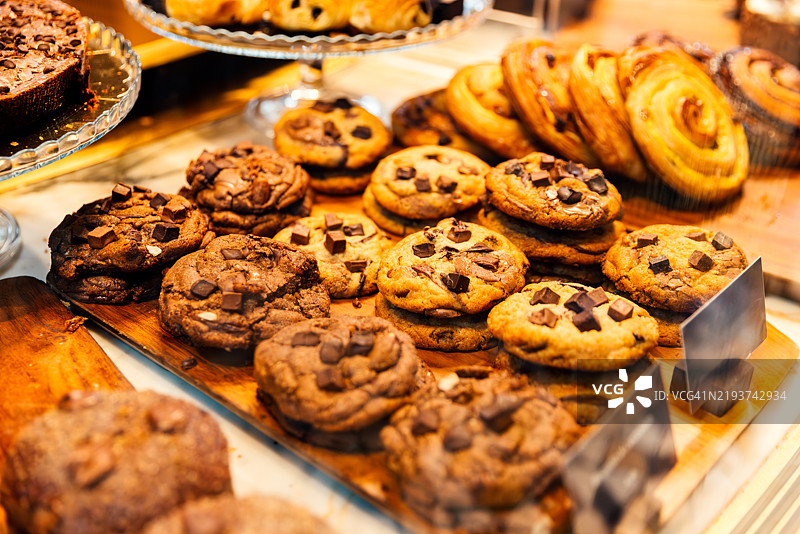 面包店出售的巧克力曲奇饼干特写图片素材