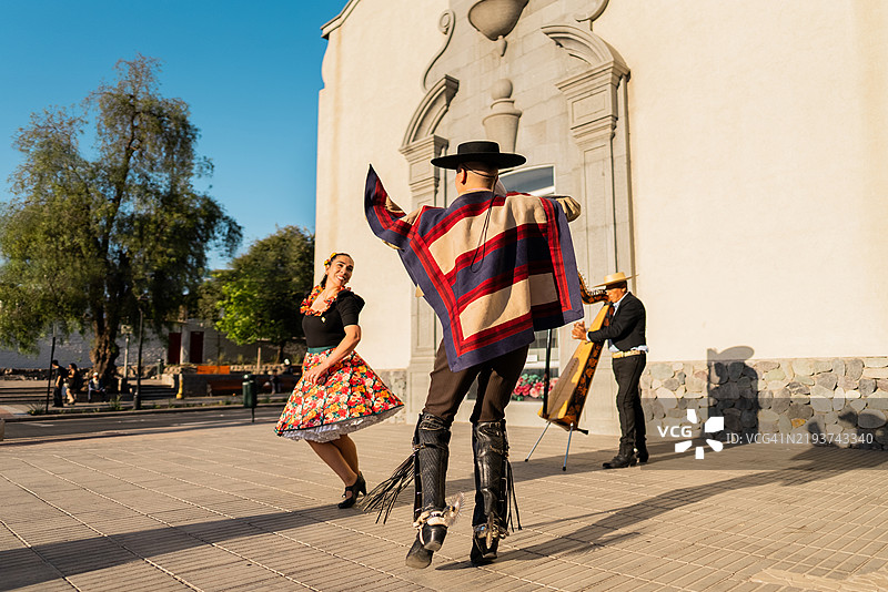 在智利圣地亚哥的民俗cueca活动中跳舞的情侣图片素材
