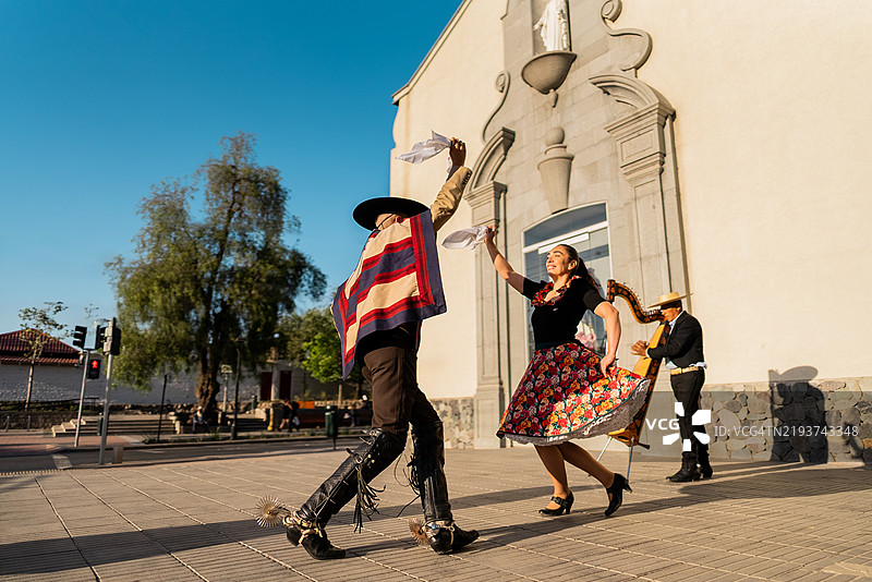在智利圣地亚哥的民俗cueca活动中跳舞的情侣图片素材