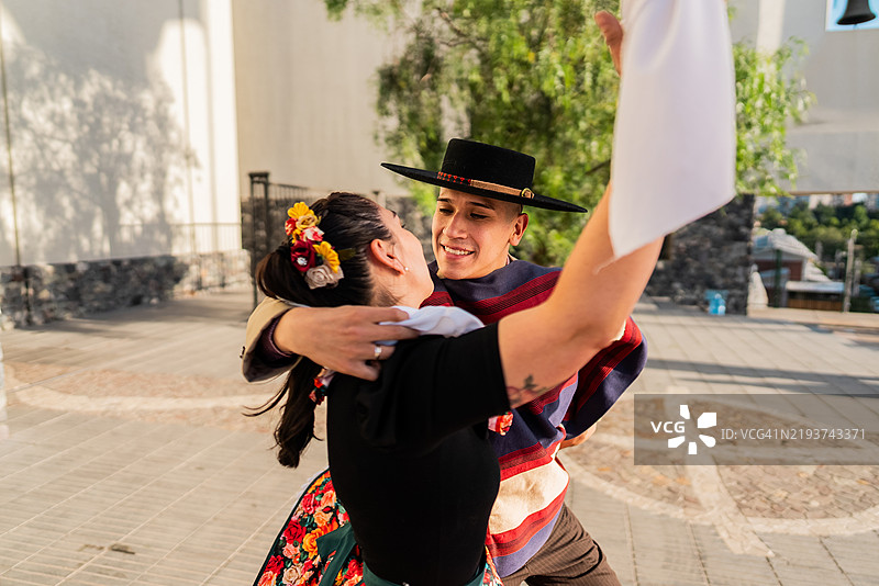 在智利圣地亚哥的民俗cueca活动中跳舞的情侣图片素材