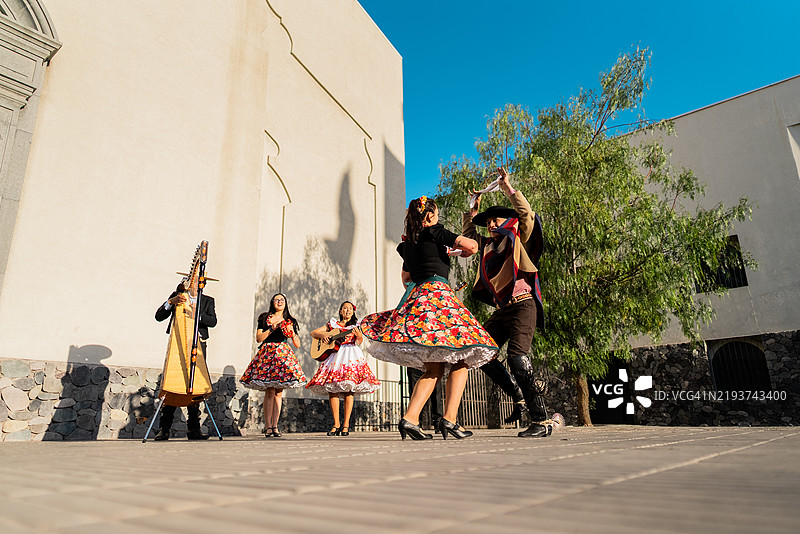 在智利圣地亚哥的民俗cueca活动中，胡阿萨和胡阿索在跳舞图片素材