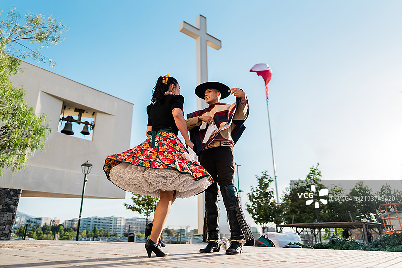 在智利圣地亚哥的民俗cueca活动中跳舞的情侣图片素材