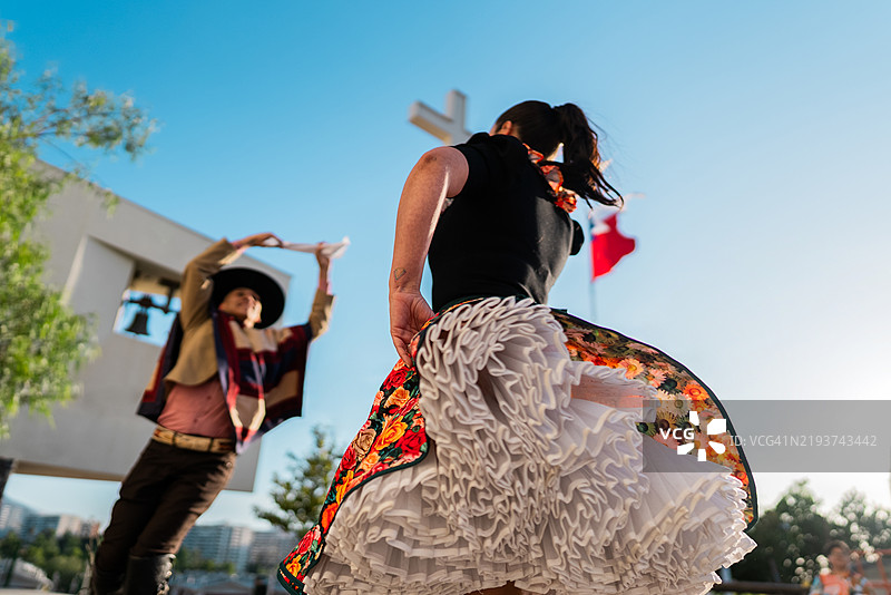 在智利圣地亚哥的民俗cueca活动中跳舞的情侣图片素材