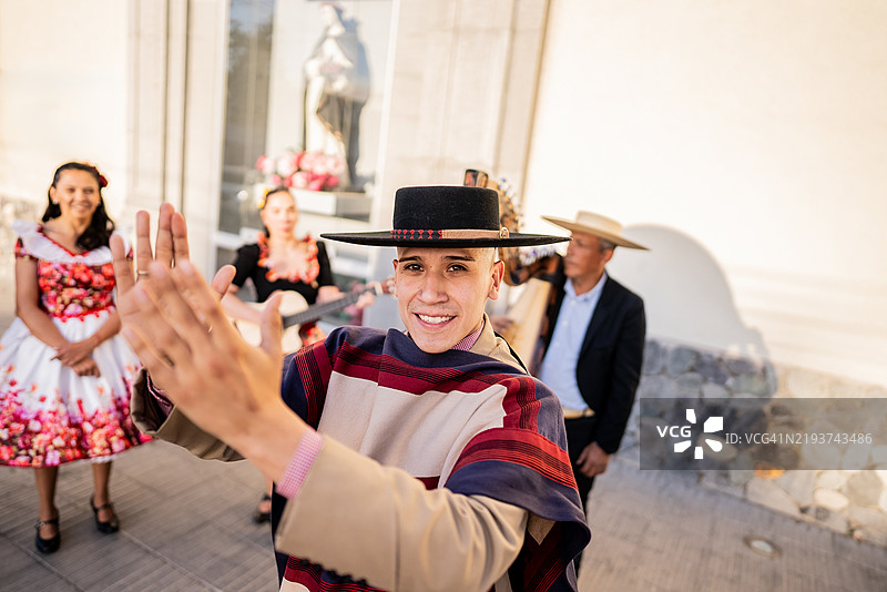 在智利圣地亚哥的民俗cueca活动中跳舞的huaso肖像图片素材