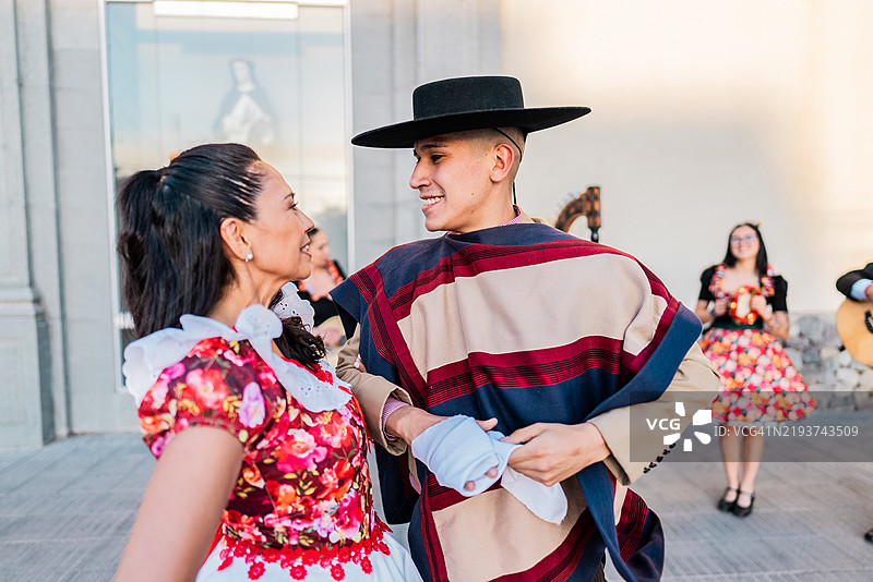 在智利圣地亚哥的民俗cueca活动中，胡阿萨和胡阿索在跳舞图片素材