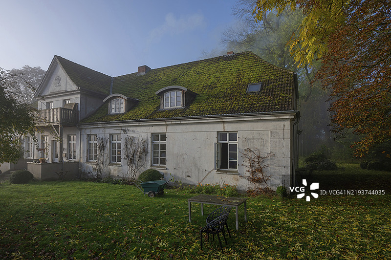 1922年建造的老庄园，位于德国梅克伦堡-前波美拉尼亚的奥滕斯多夫庄园，秋晨雾气弥漫。图片素材