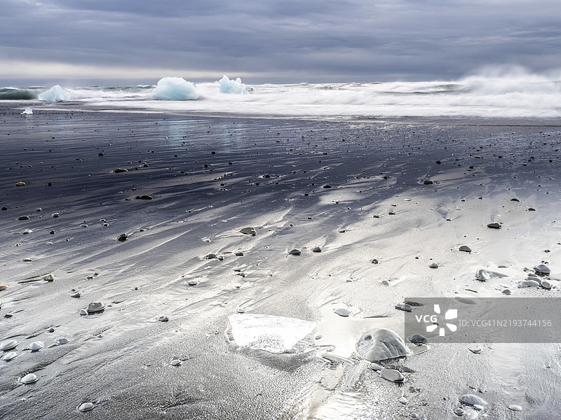 钻石海滩,黑色熔岩沙滩上的冰山,靠近约库尔萨龙冰川湖,瓦特纳冰川国家公园,霍尔纳峡湾,南冰岛,冰岛,欧洲图片素材
