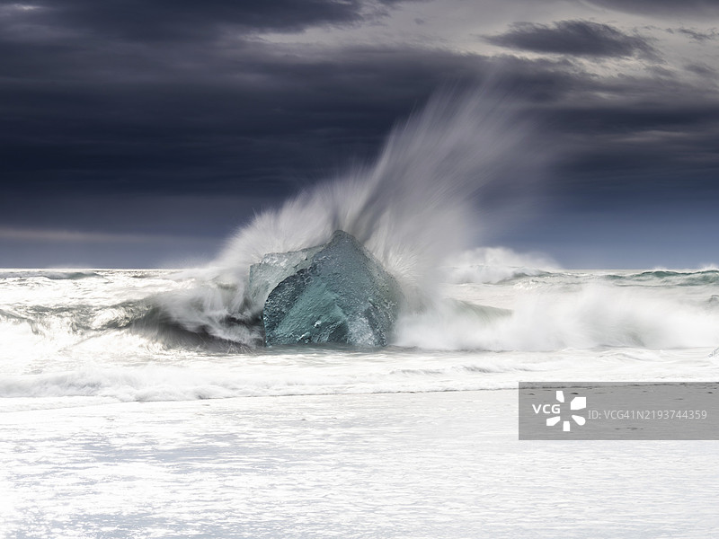 钻石海滩,冲浪中的冰山,靠近约库尔萨龙冰川湖,瓦特纳冰川国家公园,霍尔纳峡湾,南冰岛,冰岛,欧洲图片素材