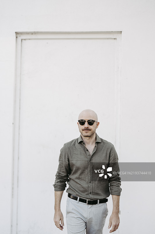 40岁男子，光头，戴着太阳镜图片素材