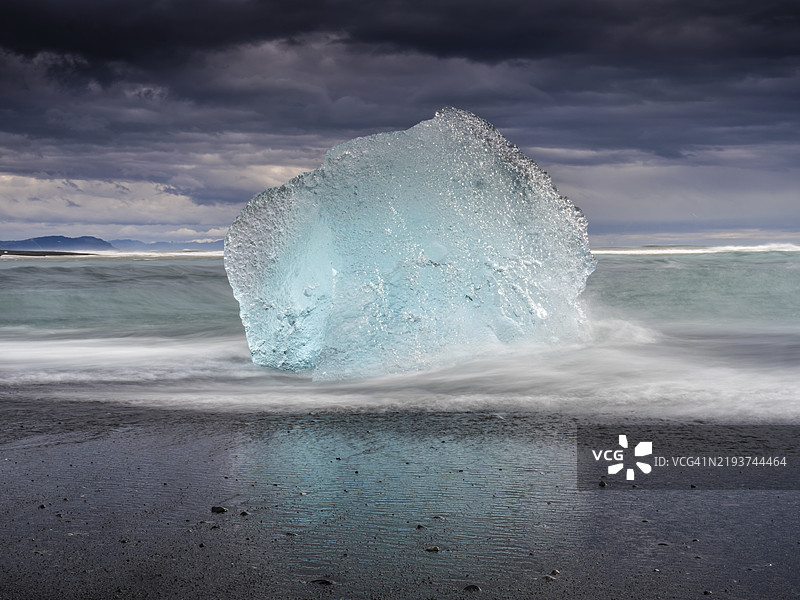 钻石海滩,黑色熔岩海滩上的冰山,靠近约库萨尔龙冰川湖,瓦特纳冰川国家公园,霍尔纳峡湾,冰岛南部,冰岛,欧洲图片素材