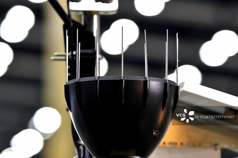 紧凑型户外气象站传感器设备，用于测量空气温度、气压、降雨量和相对湿度。图片素材