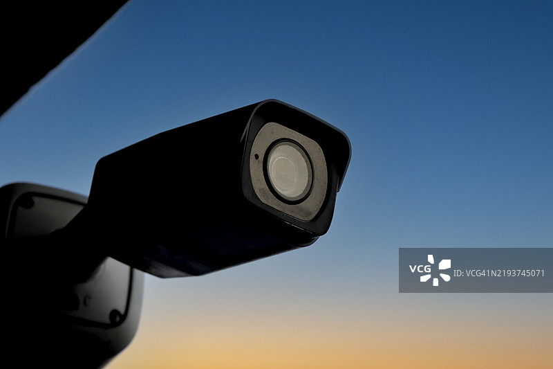 蓝天背景下的闭路电视监控摄像头系统，用于安全监控图片素材