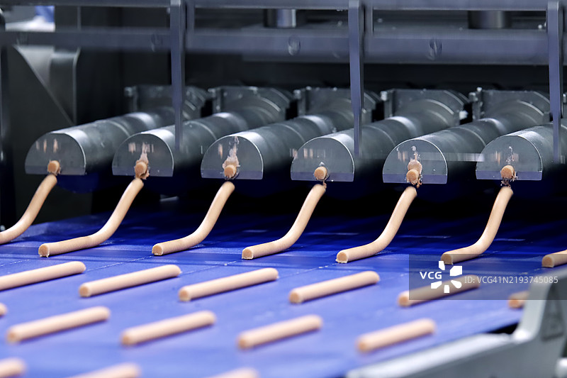 宠物零食在传送带上的生产图片素材