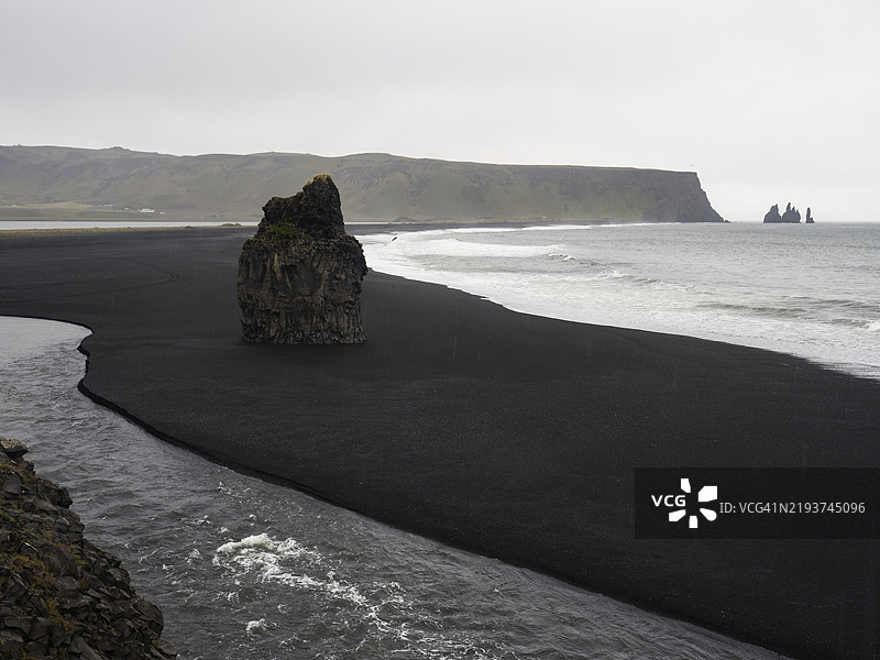 冰岛南部维克镇的德尔霍拉伊岩石塔，雷尼尔湾，欧洲图片素材