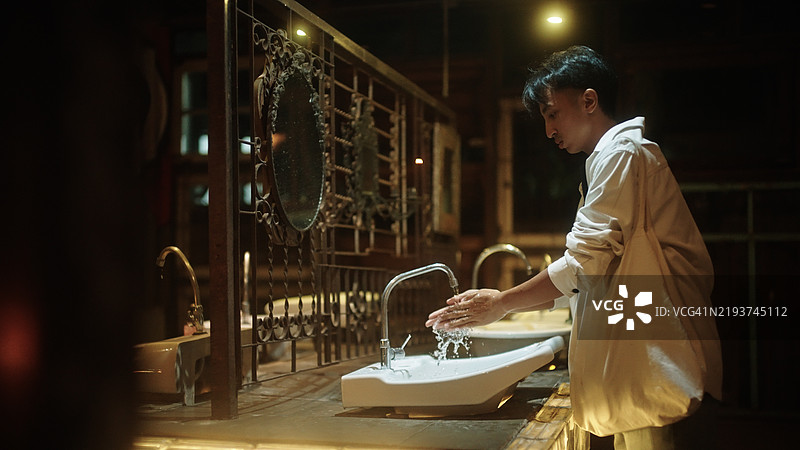 男人在洗手。图片素材