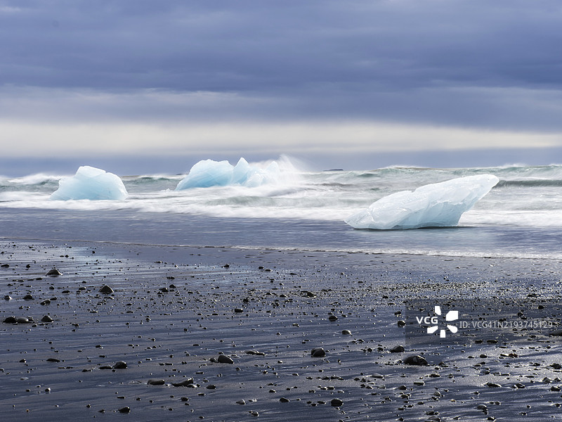 钻石海滩，黑色熔岩海滩上的冰山，靠近约库尔萨龙冰川湖，瓦特纳冰川国家公园，霍尔纳峡湾，南冰岛，冰岛，欧洲图片素材