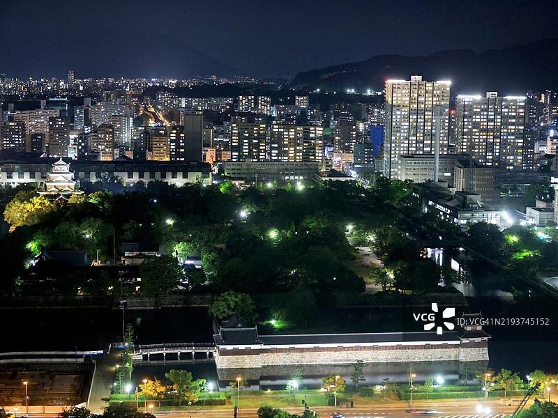 日本广岛夜景中的广岛城与城市俯瞰图图片素材