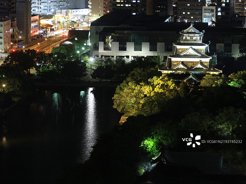 日本广岛的广岛城夜间从空中照亮的景象图片素材