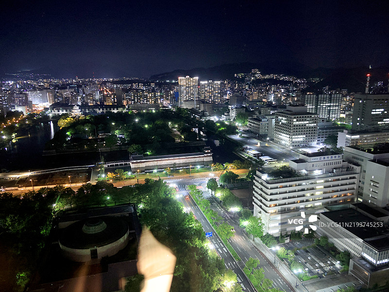 日本广岛夜景中的广岛城、广岛美术馆、城市街道和现代建筑的俯瞰图图片素材