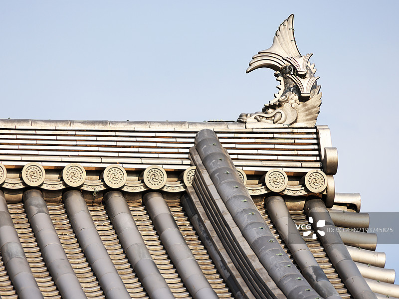 日本广岛的平屋仓塔楼屋顶，带有鲤鱼雕塑和屋顶瓦片图片素材