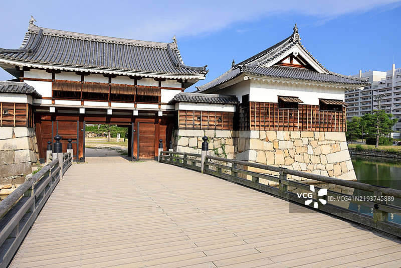 日本广岛的广岛城主桥、主门和平屋仓塔图片素材
